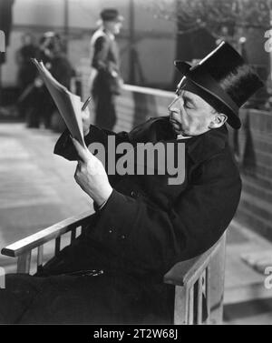 MILES MALLESON als der Leichentreiber, der sich am Set von DEAD OF NIGHT 1945 entspannt, Regie führte BASIL DEARDEN Music GEORGES AURIC Ealing Studios Stockfoto