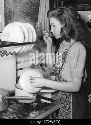 JEAN SIMMONS Publicity offen in der Küche um 1946 Rang Stockfoto