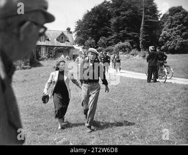 JOHN FORD führte die Regie VON MAUREEN O'HARA und JOHN WAYNE in einer Szene aus THE QUIET MAN 1952 in Irland. Geschichte MAURICE WALSH Kostümdesign ADELE PALMER Musik VICTOR JUNGE Republik Bilder Stockfoto