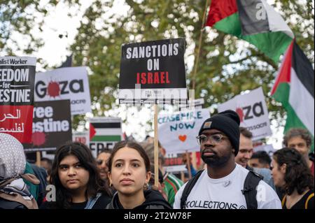 Am 21. Oktober 2023 marschierten schätzungsweise 100.000 Menschen durch Zentral-London, um Palästina zu unterstützen und ein Ende der Bombardierung von Gaza zu fordern. Stockfoto