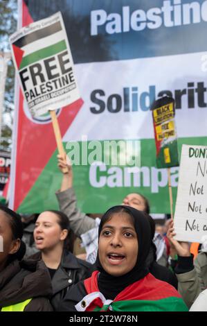 Am 21. Oktober 2023 marschierten schätzungsweise 100.000 Menschen durch Zentral-London, um Palästina zu unterstützen und ein Ende der Bombardierung von Gaza zu fordern. Stockfoto