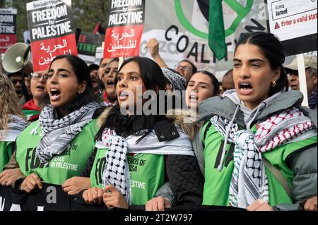 Am 21. Oktober 2023 marschierten schätzungsweise 100.000 Menschen durch Zentral-London, um Palästina zu unterstützen und ein Ende der Bombardierung von Gaza zu fordern. Stockfoto
