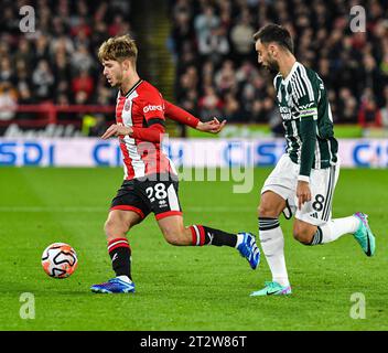 Bramall Lane, Sheffield, Großbritannien. Oktober 2023. Premier League Football, Sheffield United gegen Manchester United; James McAtee aus Sheffield am Ball wird von Bruno Fernandes aufgezeichnet. Credit: Action Plus Sports/Alamy Live News Stockfoto