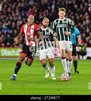 Bramall Lane, Sheffield, Großbritannien. Oktober 2023. Premier League Football, Sheffield United gegen Manchester United; Sofyan Amrabat von Manchester United fordert Vinicius Souza von Sheffield heraus Credit: Action Plus Sports/Alamy Live News Stockfoto