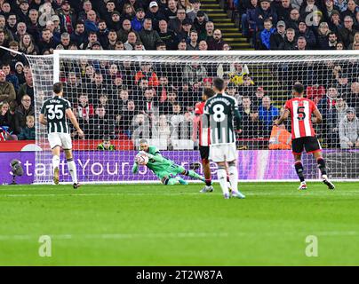 Bramall Lane, Sheffield, Großbritannien. Oktober 2023. Premier League Football, Sheffield United gegen Manchester United; Goalie Wes Foderingham aus Sheffield macht ein Tauchen Save Credit: Action Plus Sports/Alamy Live News Stockfoto