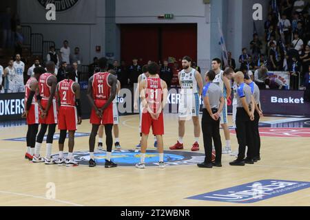 Cremona, Italien. Oktober 2023. Stille Minute während Vanoli Basket Cremona vs UNAHOTELS Reggio Emilia, italienische Basketball Serie A Spiel in Cremona, Italien, 21. Oktober 2023 Credit: Independent Photo Agency/Alamy Live News Stockfoto