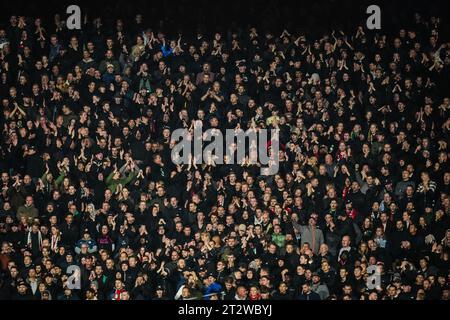 Rotterdam, Niederlande. Oktober 2023. Rotterdam - Feyenoord-Fans beim Eredivisie-Spiel zwischen Feyenoord und Vitesse am 21. Oktober 2023 im Stadion Feijenoord de Kuip in Rotterdam, Niederlande. Credit: Box to Box Pictures/Alamy Live News Stockfoto