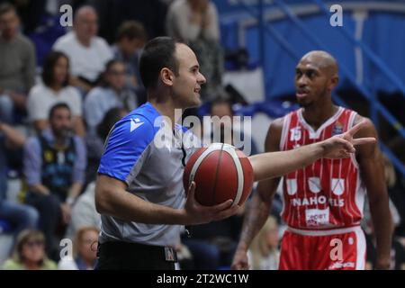 Cremona, Italien. Oktober 2023. Refree während des Spiels Vanoli Basket Cremona vs UNAHOTELS Reggio Emilia, italienische Basketball Serie A in Cremona, Italien, 21. Oktober 2023 Credit: Independent Photo Agency/Alamy Live News Stockfoto