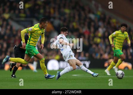 Daniel James von Leeds United in Aktion Dimitris Giannoulis von Norwich City während des Sky Bet Championship Matches in Carrow Road, Norwich. Bilddatum: Samstag, 21. Oktober 2023. Stockfoto