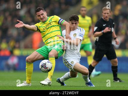 Kenny McLean von Norwich City im Kampf gegen Daniel James von Leeds United während des Sky Bet Championship Matches in Carrow Road, Norwich. Bilddatum: Samstag, 21. Oktober 2023. Stockfoto