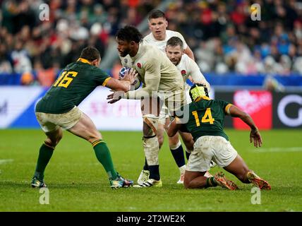 Der Engländer Courtney Lawes (Mitte) wird im Halbfinalspiel der Rugby-Weltmeisterschaft 2023 im Stade de France, Saint-Denis, gegen den Südafrikaner Deon Fourie (links) und Kurt-Lee Arendse (rechts) angeschlagen. Bilddatum: Samstag, 21. Oktober 2023. Stockfoto