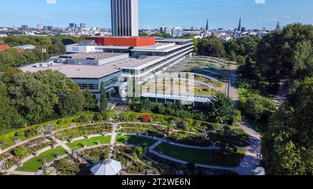 Beeindruckender Blickwinkel auf die Kreise des Rosengartens des Botanischen Gartens Planten un Blumen und Garten auf dem Dach eines Gebäudes (vielleicht Hote Stockfoto