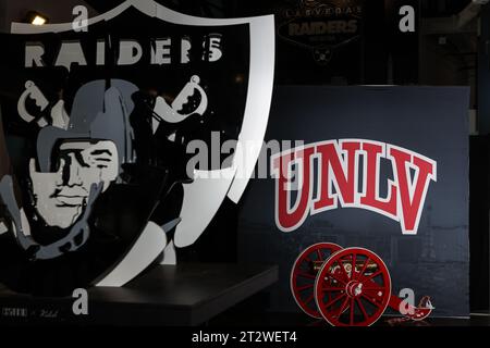 Las Vegas, NV, USA. Oktober 2023. Die Fremont Cannon, die vor dem Start des College-Football-Spiels mit den Colorado State Rams und den UNLV-Rebellen im Allegiant Stadium in Las Vegas, NV, ausgestellt wurde. Christopher Trim/CSM/Alamy Live News Stockfoto