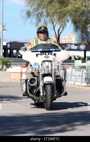 Las Vegas, NV, USA. Oktober 2023. Vor dem Start des College-Football-Spiels mit den Colorado State Rams und den UNLV-Rebellen im Allegiant Stadium in Las Vegas, NV, patrouilliert ein Offizier des Las Vegas Metro Motorcycle in der Rebel Village Fan Zone. Christopher Trim/CSM/Alamy Live News Stockfoto