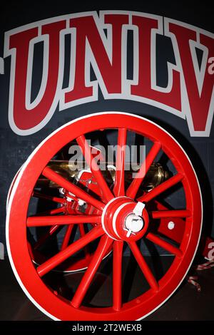 Las Vegas, NV, USA. Oktober 2023. Die Fremont Cannon, die vor dem Start des College-Football-Spiels mit den Colorado State Rams und den UNLV-Rebellen im Allegiant Stadium in Las Vegas, NV, ausgestellt wurde. Christopher Trim/CSM/Alamy Live News Stockfoto