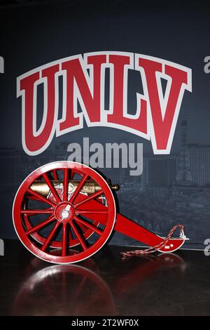 Las Vegas, NV, USA. Oktober 2023. Die Fremont Cannon, die vor dem Start des College-Football-Spiels mit den Colorado State Rams und den UNLV-Rebellen im Allegiant Stadium in Las Vegas, NV, ausgestellt wurde. Christopher Trim/CSM/Alamy Live News Stockfoto