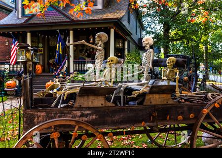 Wagen mit Skeletten im Vorgarten eines Hauses als Halloween-Dekoration im Vorhof der Wohnsiedlung Traverse City in Michigan, USA Stockfoto