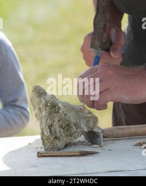 Eine Freimaurerkraft für das Schneiden von Steinen und Blöcken Eine Freimaurerkraft für die Arbeit an Steinen Credit: Imago/Alamy Live News Stockfoto