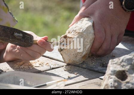 Eine Freimaurerkraft für das Schneiden von Steinen und Blöcken Eine Freimaurerkraft für das Arbeiten von Steinen Credit: Imago/Alamy Live News Stockfoto