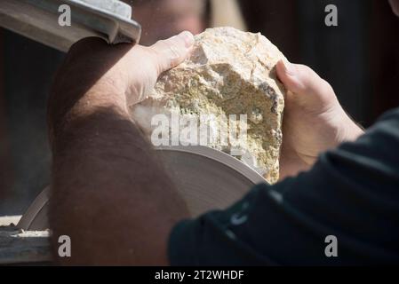 Eine Mauerwerk-Säge zum Schneiden von Steinen und Blöcken Mauerwerk-Säge oder Steinschneide-Säge Credit: Imago/Alamy Live News Stockfoto