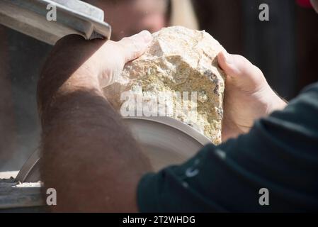 Eine Mauerwerk-Säge zum Schneiden von Steinen und Blöcken Mauerwerk-Säge oder Steinschneide-Säge Credit: Imago/Alamy Live News Stockfoto