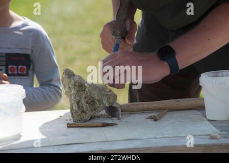 Eine Freimaurerkraft für das Schneiden von Steinen und Blöcken Eine Freimaurerkraft für die Arbeit an Steinen Credit: Imago/Alamy Live News Stockfoto