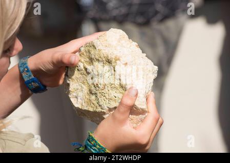 Eine Freimaurerkraft für das Schneiden von Steinen und Blöcken Eine Freimaurerkraft für die Arbeit an Steinen Credit: Imago/Alamy Live News Stockfoto