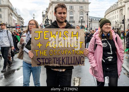 Junger jüdischer Mann mit Plakat "jüdisch und gegen die Besatzung. Hört auf, zu töten. März gegen den israelischen Gaza-Krieg, London UK. Oktober 2023 Stockfoto