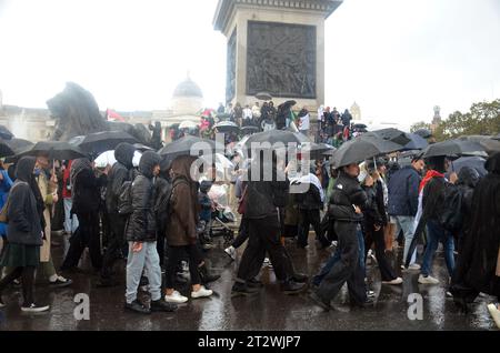 London, Großbritannien. Oktober 2023. Polizeikonflikt mit Demonstranten im pro-Palästina-marsch gegen Israels Umzug in Gaza, auf dem Trafalgar-Platz. Quelle: JOHNNY ARMSTEAD/Alamy Live News Stockfoto