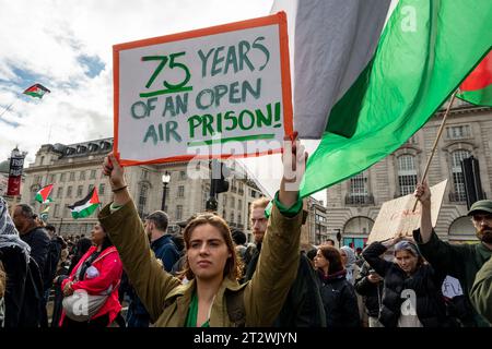 Demonstration gegen den israelischen Gaza-Krieg. Eine junge Frau hält ein Plakat mit dem Titel „75 Jahre Freiluftgefängnis“. London. Stockfoto