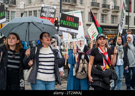 Eine Gruppe junger Frauen, die bei einer Demonstration in London gegen die Bombardierung von Gaza protestierten und ein Poster mit dem Titel "freies Palästina" halten. Stockfoto