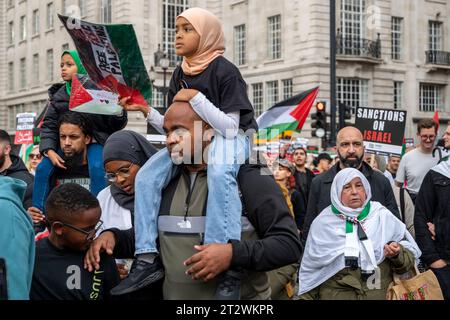 Junge und alte Menschen protestieren gegen die Bombardierung des Gazastreifens mit palästinensischer Flagge und Plakat "Sanktionen gegen Israel". Stockfoto