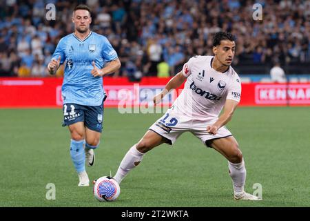 Sydney, Australien. Oktober 2023. Daniel Arzani von Melbourne Victory kontrolliert den Ball während der Isuzu Ute A-League RD1 zwischen Sydney FC und Melbourne Victory am 21. Oktober 2023 im Allianz Stadium in Sydney, Australien Credit: IOIO IMAGES/Alamy Live News Stockfoto