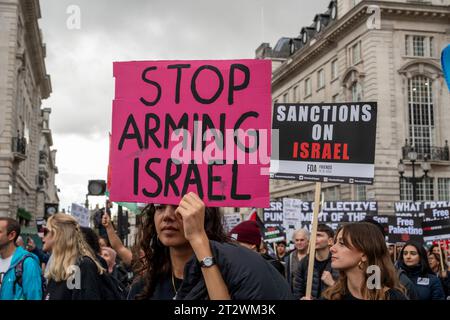 Protest gegen den Israel-Krieg in Gaza. Eine junge Frau mit einem Plakat "STOP ARMING ISRAEL" London, Oktober 2023. Stockfoto