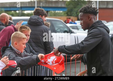 Middlesbrough, Großbritannien. Oktober 2023. Alex Bangura #24 von Middlesbrough kommt vor dem Sky Bet Championship Match Middlesbrough gegen Birmingham City im Riverside Stadium, Middlesbrough, Großbritannien, 21. Oktober 2023 (Foto: Gareth Evans/News Images) am 21. Oktober 2023 in Middlesbrough, Großbritannien. (Foto: Gareth Evans/News Images/SIPA USA) Credit: SIPA USA/Alamy Live News Stockfoto