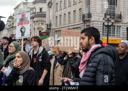 Demonstration gegen die Bombardierung von Gaza. Junge Leute mit Plakaten "Völkermord, nenn es, was es ist!" Und "Ende der israelischen Apartheid". Stockfoto