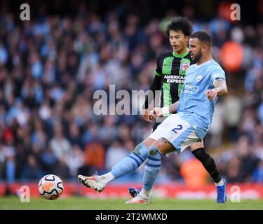 MANCHESTER, GROSSBRITANNIEN. Oktober 2023. Kaoru Mitoma aus Brighton & Hove Albion und Kyle Walker aus Manchester City während des Premier League Spiels im Etihad Stadium, MANCHESTER. Der Bildnachweis sollte lauten: Gary Oakley/Sportimage Credit: Sportimage Ltd/Alamy Live News Stockfoto