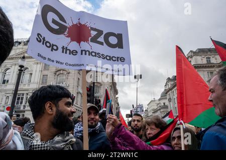 Demonstration gegen den israelischen Gaza-Krieg, London, Großbritannien. Ein junger Mann hält ein Plakat "Gaza". Stoppt das Massaker. Stockfoto