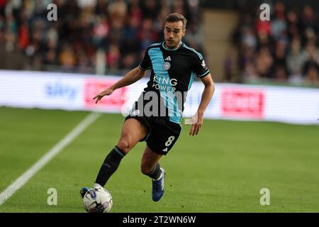 Swansea, Großbritannien. Oktober 2023. Harry Winks aus Leicester City in Aktion. EFL Skybet Meisterschaftsspiel Swansea City gegen Leicester City im Stadion Swansea.com in Swansea, Wales am Samstag, den 21. Oktober 2023. Dieses Bild darf nur für redaktionelle Zwecke verwendet werden. Nur redaktionelle Verwendung, Bild von Andrew Orchard/Andrew Orchard Sportfotografie/Alamy Live News Credit: Andrew Orchard Sportfotografie/Alamy Live News Stockfoto