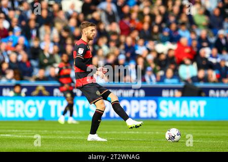 John Smith's Stadium, Huddersfield, England - 21. Oktober 2023 Sam Field (8) der Queens Park Rangers - während des Spiels Huddersfield Town gegen Queens Park Rangers, Sky Bet Championship, 2023/24, John Smith's Stadium, Huddersfield, England - 21. Oktober 2023 Credit: Arthur Haigh/WhiteRosePhotos/Alamy Live News Stockfoto