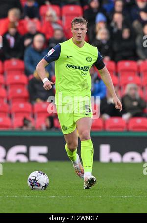 Stoke auf Trent, Großbritannien. Oktober 2023. Michael Rose 5# vom Stoke City Football Club auf dem Ball, während des Sky Bet Championship Matches Stoke City gegen Sunderland im Bet365 Stadium, Stoke-on-Trent, Großbritannien, 21. Oktober 2023 (Foto: Cody Froggatt/News Images) in Stoke-on-Trent, Großbritannien am 21. Oktober 2023. (Foto: Cody Froggatt/News Images/SIPA USA) Credit: SIPA USA/Alamy Live News Stockfoto