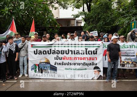 BANGKOK, Thailand. Oktober 2023. Demonstranten und ihre Familien versammelten sich vor der israelischen Botschaft in Bangkok, Thailand, um symbolisch den israelischen Angriff auf Palästinenser zu verurteilen, der zu Verletzungen führte. Und viele Tote, am 21. Oktober 2023. (Kreditbild: © Teera Noisakran/Pacific Press via ZUMA Press Wire) NUR REDAKTIONELLE VERWENDUNG! Nicht für kommerzielle ZWECKE! Stockfoto