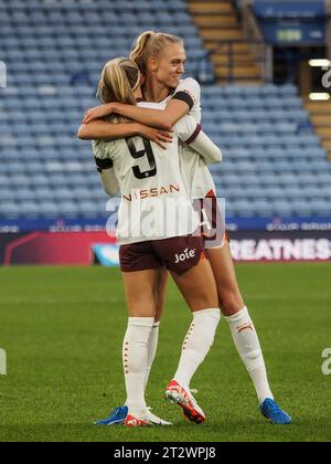 Leicester, Großbritannien. Oktober 2023. Leicester, England, 21. Oktober 2023: Esme Morgan (14 Manchester City) umarmt Chloe Kelly (9 Manchester City), während sie ihr Tor beim Barclays FA Womens Super League Spiel zwischen Leicester City und Manchester City im King Power Stadium in Leicester, England (Natalie Mincher/SPP) feiert. /Alamy Live News Stockfoto