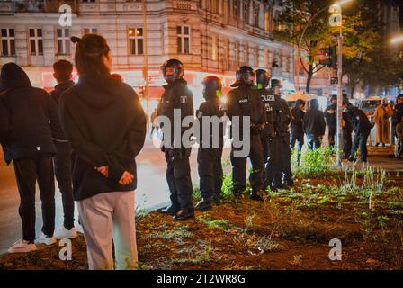 Berlin, Deutschland. Oktober 2023. Die Polizei hat auf der Sonnenallee Dienst nach einer Demonstration gegen Palästina, wo es zu Konflikten kam. Quelle: Paul Zinken/dpa/Alamy Live News Stockfoto