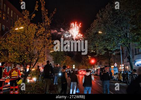 Berlin, Deutschland. Oktober 2023. Feuerwerkskörper explodieren über Sonnenalle, während die Polizei nach einer propalästinensischen Kundgebung im Dienst ist. Quelle: Paul Zinken/dpa/Alamy Live News Stockfoto