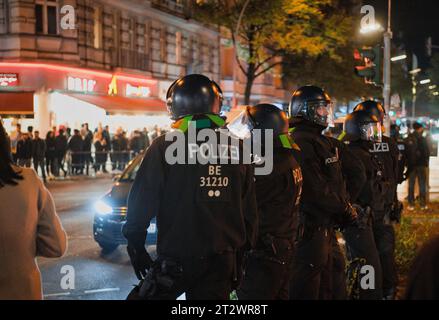 Berlin, Deutschland. Oktober 2023. Die Polizei hat auf der Sonnenallee Dienst nach einer Demonstration gegen Palästina, wo es zu Konflikten kam. Quelle: Paul Zinken/dpa/Alamy Live News Stockfoto