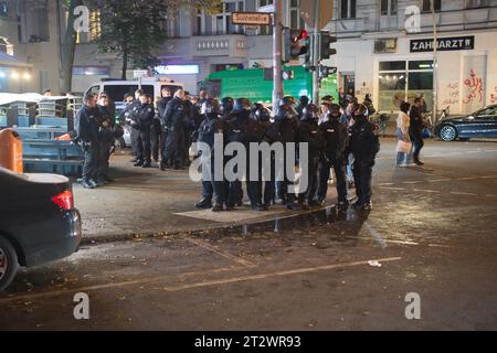 Berlin, Deutschland. Oktober 2023. Die Polizei hat auf der Sonnenallee Dienst nach einer Demonstration gegen Palästina, wo es zu Konflikten kam. Quelle: Paul Zinken/dpa/Alamy Live News Stockfoto