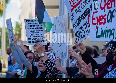 Ft. Lauderdale, Florida, USA. Oktober 2023. Pro-palästinensische Friedensaktivisten winken während eines Protestes gegen den aktuellen Krieg in Gaza vor dem Bundesgericht in Fort Lauderdale, Florida, am 21. 10. 2023 Zeichen und rufen den vorbeifahrenden Verkehr. Der Protest wurde von der South Florida Coalition for Palestine organisiert, einer Dachorganisation von Gruppen, die sich für palästinensische Angelegenheiten interessieren. Nach Angaben der Organisatoren nahmen etwa 300 Personen Teil. (Kreditbild: © Carl Seibert/ZUMA Press Wire) NUR REDAKTIONELLE VERWENDUNG! Nicht für kommerzielle ZWECKE! Stockfoto