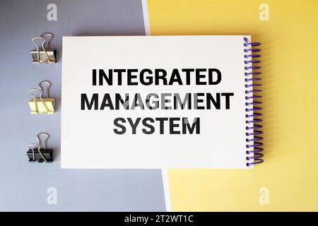 Notizblock mit Schild integrierte Marketingkommunikation IMC Stockfoto