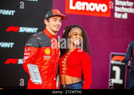 Austin, Texas, USA. Oktober 2023. Charles Leclerc (MON) Ferrari SF-23 und ShaCarri Richardson (USA) Athlet. Während der FORMEL 1 LENOVO GRAND PRIX DER VEREINIGTEN STAATEN 2023 - 19. Okt19 bis 22. Okt22 2023 Circuit of Americas, Austin, Texas, USA (Abbildung: © Alessio de Marco/ZUMA Press Wire) NUR ZUR REDAKTIONELLEN VERWENDUNG! Nicht für kommerzielle ZWECKE! Quelle: ZUMA Press, Inc./Alamy Live News Stockfoto